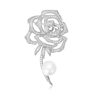 Broche rose argentée élégante avec pétales en zircon et une grande perle blanche