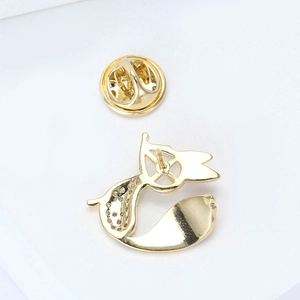 Golden animal fox brooch back view with butterfly clutch and polished metal finish