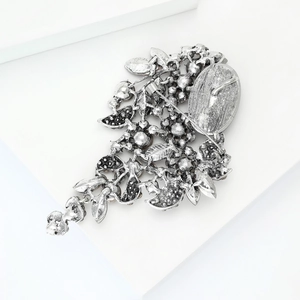 Luxe vintage zilveren kwastbroche met verfijnd bloemmotief metaalwerk voor damespakken