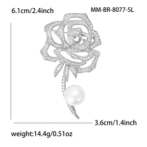 Élégante broche rose argentée avec zircone et une grande perle d'eau douce blanche