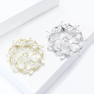 Elegante rotierende Blumen-Broschen in Gold und Silber mit blattförmigen Zirkonia-Steinen