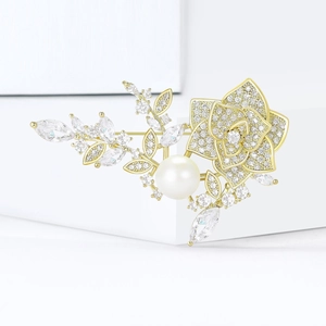 Broche rose élégante plaquée or avec zircons étincelants et une perle blanche raffinée