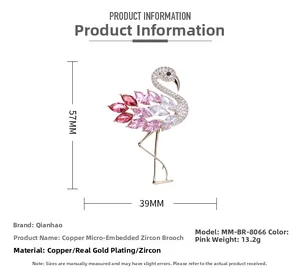 Detailansicht der 57mm x 39mm Flamingo-Brosche mit mikro-besetzten rosa Zirkonia
