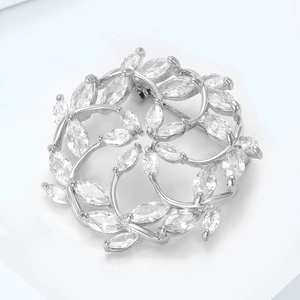 Makroansicht der silbernen Kranzbrosche mit Marquise-Zirkonia-Steinen im Blattdesign