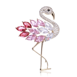 Makroaufnahme der Flamingo-Brosche mit Zirkonia-Mikropflaster und rosa Edelsteinen