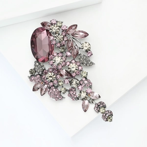 Macro-opname van een luxe vintage broche met paarse steen en kristallen op blokken