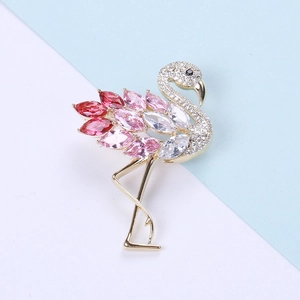 Eleganter Flamingobrosche mit Goldfinish und rosa Kristallen für Damenanzüge