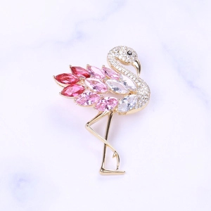 Detailaufnahme der Flamingo-Brosche mit Zirkon-Hals und bunten Kristallfedern aus Metall