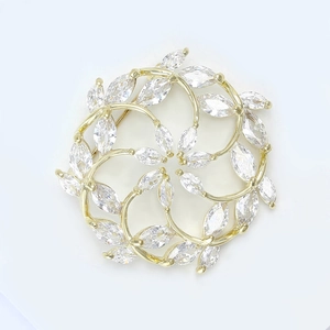Detail einer goldfarbenen Kranz-Brosche mit funkelnden Zirkonia-Steinen im Marquise-Schliff
