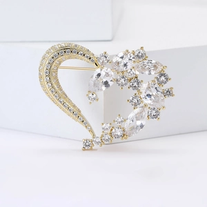 Elegante spilla a cuore con cristalli di zirconia cubica in una montatura dorata