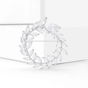 Eleganter silberner Lorbeerkranz-Brosche mit marquise-geschliffenen Zirkonia für Damen