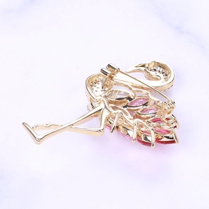 Detail der Flamingo-Brosche mit rosa Zirkonia im Marquis-Schliff und Vergoldung