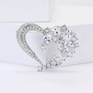 Spilla a cuore elegante con zirconi su metallo argentato per abiti da donna e completi