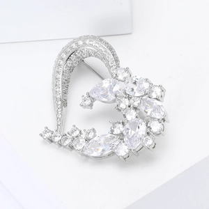 Spilla elegante a forma di cuore con zirconi brillanti per completi e abiti da donna
