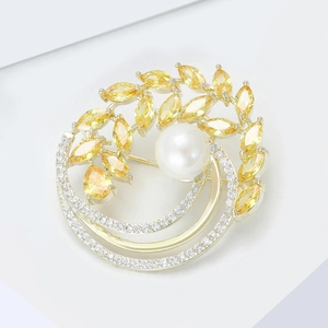 Vue détaillée de la broche feuille d'olivier en cristal avec zircon jaune et perle