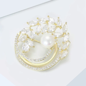 Détails de la broche couronne dorée ornée de perles et d'oxydes de zirconium marquise