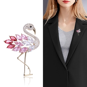 Exquisite goldene Flamingobrosche mit bunten Kristallen auf einem schwarzen Sakko