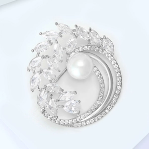 Vue détaillée d'une broche en forme de feuille d'olivier avec perle et zircon brillant