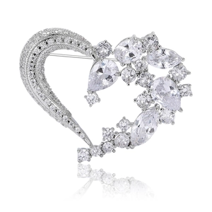 Spilla elegante a cuore con zirconi scintillanti su sfondo bianco con riflesso