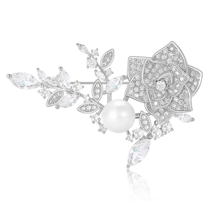 Élégante broche rose argentée avec zircons étincelants et une grande perle blanche