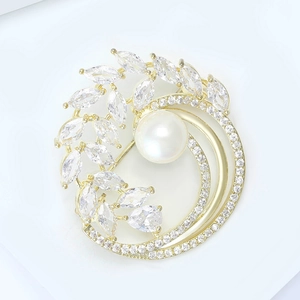 Détail de la broche perle et cristal avec feuille d'olivier et dorure à l'or
