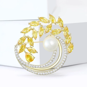 Vue détaillée de la broche perle et cristal avec monture feuille d'or et zircons