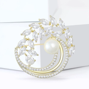 Vue détaillée d'une broche branche d'olivier avec cristaux de zircone et une perle blanche