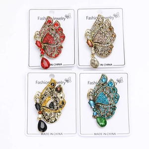 Lot de quatre broches papillon vintage en alliage avec strass colorés et pendentifs gouttes