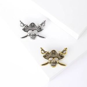 Vintage Punk Pirate Skull Crossed Swords Alloy Brooch Pin For Men Women Antique Gold Silver Gothic Halloween Jewelry Accessory