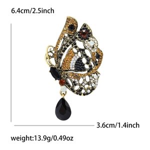 Vue macro détaillée montrant les dimensions d'une broche papillon vintage avec strass