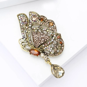Broche papillon vintage dorée avec strass champagne et pendentif en cristal en poire