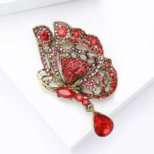 Broche papillon vintage dorée avec cristaux rouges et pendentif en forme de larme