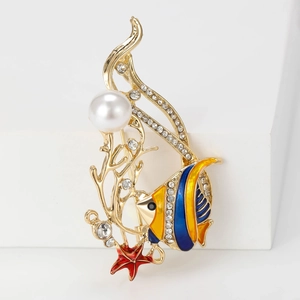 Detailopname van tropische visbroche met blauw emaille en fonkelende strassteentjes
