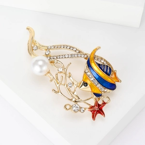 Tropische visbroche met kleurrijk emaille strass en parel op witte achtergrond