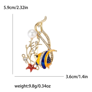 Tropische visbroche met blauw email en witte parel op goudkleurige legering