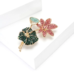 Elegante lotus en blad broche met roze en groene strass-steentjes in goud