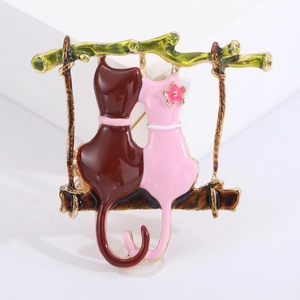 Broche chat couple mignon sur une balançoire en émail coloré avec base en alliage doré