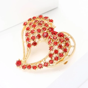 Elegante spilla in lega dorata con design a doppio cuore e strass rossi