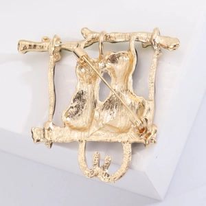 Détail du dos en métal doré avec fermoir à épingle de sûreté et texture brossée fine