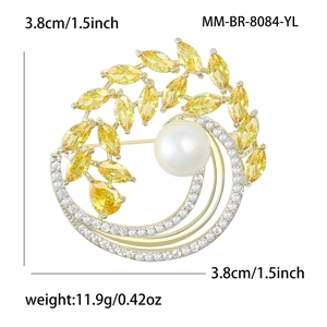 Élégante broche fleurie dorée avec feuilles d'olivier, perles et zircons jaunes fins