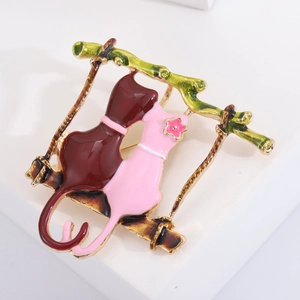 Broche couple de chats sur balançoire en émail coloré avec placage en alliage doré