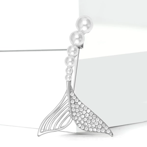 Broche élégante queue de sirène argentée avec perles et strass sur socle blanc