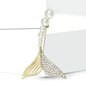 Élégante broche queue de sirène avec perles et strass sur une base en alliage doré