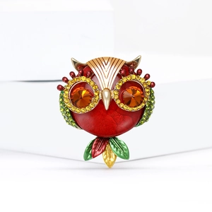 Exquisite owl brooch with red crystals and gold-plated alloy for fashion accessories