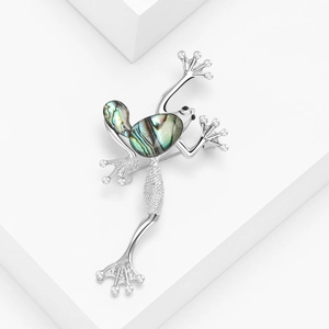 Broche grenouille chic en nacre d'abalone naturelle et cristaux sur support blanc pur