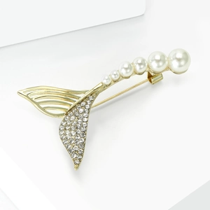 Détail d'une broche en queue de poisson dorée avec perles et strass cristallins
