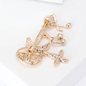 Broche créative en forme de guitare dorée avec strass et pendentifs notes de musique