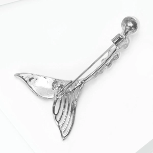 Vue détaillée du dos d'une broche queue de sirène avec fermoir et design évidé argenté