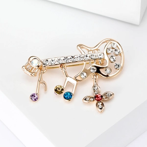 Broche guitare créative dorée avec strass et pendentifs notes de musique pour costume