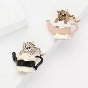 Mignonne Broche Théière Ours Dessin Animé Alliage Émail Strass Épingle à Revers Animal Bijoux de Mode Créatifs pour Accessoires de Vêtements Cadeau Unisexe